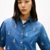 Camisa de ganga com emblema bordado em todo o tecido e corte descontraído