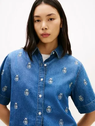 Camisa de ganga com emblema bordado em todo o tecido e corte descontraído