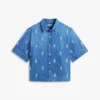 Camisa de ganga com emblema bordado em todo o tecido e corte descontraído