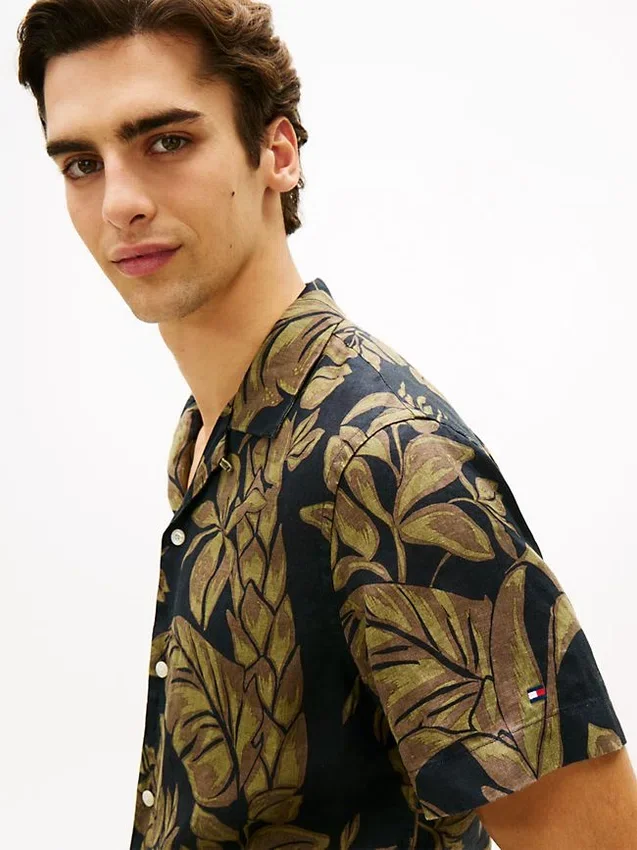 Camisa de linho com estampado tropical Camisa de linho com estampado tropical