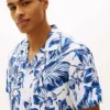 Camisa de linho com estampado tropical Camisa de linho com estampado tropical