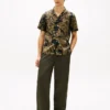 Camisa de linho com estampado tropical Camisa de linho com estampado tropical