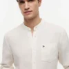 Camisa de linho com gola de banda e corte regular Camisa de linho com gola de banda e corte regular