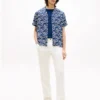 Camisa de linho com monograma em letra cursiva