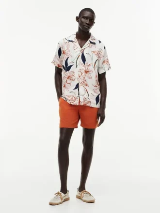 Camisa de linho com padrão floral e corte regular