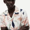 Camisa de linho com padrão floral e corte regular Camisa de linho com padrão floral e corte regular