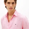 Camisa de linho às riscas com corte regular Camisa de linho às riscas com corte regular