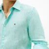 Camisa de linho às riscas de corte regular Camisa de linho às riscas de corte regular