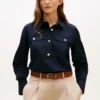 Camisa de popelina com botões dourados e corte descontraído Camisa de popelina com botões dourados e corte descontraído