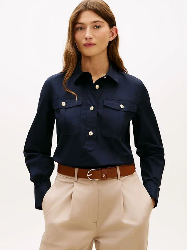 Camisa de popelina com botões dourados e corte descontraído Camisa de popelina com botões dourados e corte descontraído