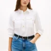 Camisa de popelina com botões dourados e corte descontraído Camisa de popelina com botões dourados e corte descontraído