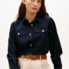 Camisa de popelina com botões dourados e corte descontraído Camisa de popelina com botões dourados e corte descontraído