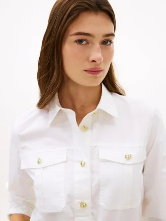 Camisa de popelina com botões dourados e corte descontraído