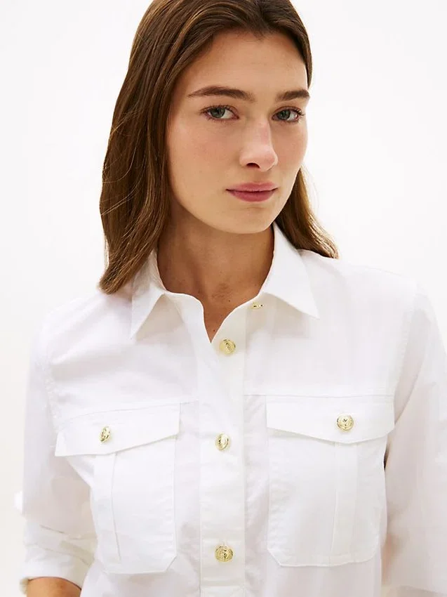Camisa de popelina com botões dourados e corte descontraído Camisa de popelina com botões dourados e corte descontraído