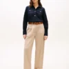 Camisa de popelina com botões dourados e corte descontraído Camisa de popelina com botões dourados e corte descontraído