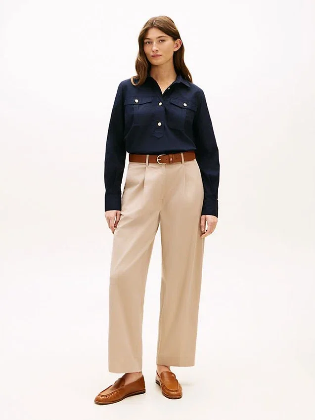 Camisa de popelina com botões dourados e corte descontraído Camisa de popelina com botões dourados e corte descontraído