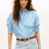 Camisa de popelina às riscas com corte descontraído Camisa de popelina às riscas com corte descontraído