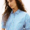 Camisa de popelina às riscas com corte descontraído Camisa de popelina às riscas com corte descontraído