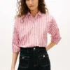 Camisa de popeline às riscas com corte descontraído Camisa de popeline às riscas com corte descontraído