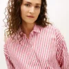 Camisa de popeline às riscas com corte descontraído Camisa de popeline às riscas com corte descontraído
