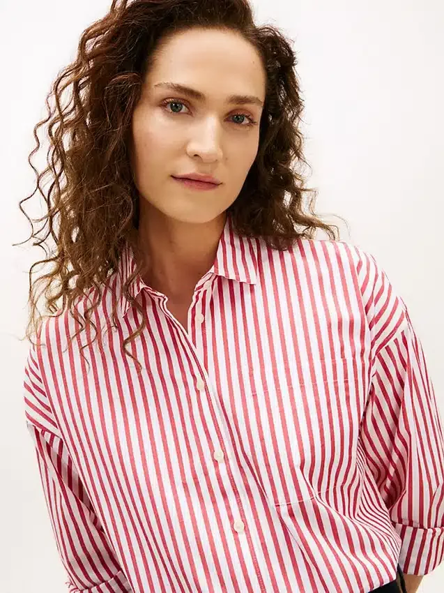 Camisa de popeline às riscas com corte descontraído Camisa de popeline às riscas com corte descontraído