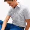 Camisa de seersucker às riscas com corte regular Camisa de seersucker às riscas com corte regular