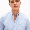 Camisa de seersucker às riscas com corte regular Camisa de seersucker às riscas com corte regular