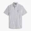 Camisa de seersucker às riscas com corte regular Camisa de seersucker às riscas com corte regular
