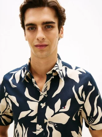 Camisa em mistura de algodão e linho com estampado tropical