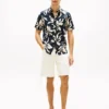 Camisa em mistura de algodão e linho com estampado tropical Camisa em mistura de algodão e linho com estampado tropical