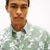 Camisa em mistura de linho com estampado tropical