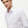 Camisa Fil Coupe com padrão de bolinhas em todo o corpo, corte regular