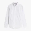 Camisa Fil Coupe com padrão de bolinhas em todo o corpo, corte regular