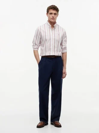 Camisa Oxford elástica às riscas com corte regular