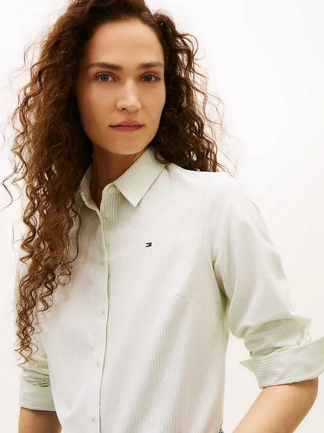 Camisa Oxford elástica às riscas com corte regular Camisa Oxford elástica às riscas com corte regular