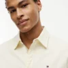 Camisa Oxford elástica às riscas com corte regular Camisa Oxford elástica às riscas com corte regular