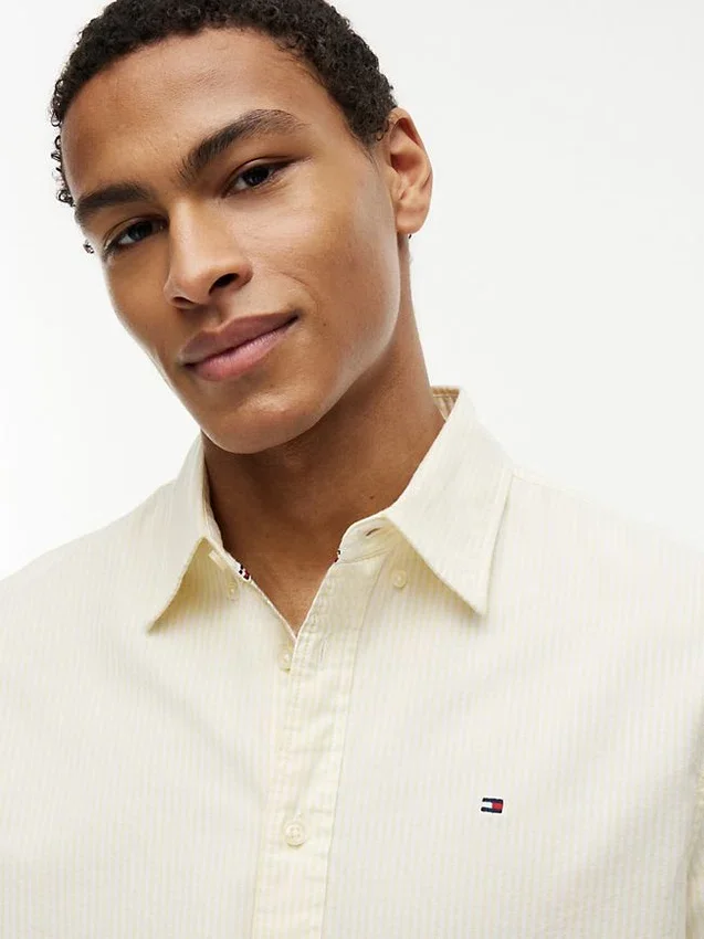 Camisa Oxford elástica às riscas com corte regular Camisa Oxford elástica às riscas com corte regular
