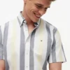 Camisa Oxford elástica às riscas com corte regular Camisa Oxford elástica às riscas com corte regular