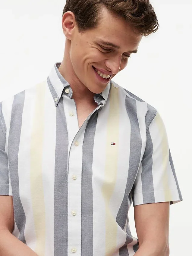 Camisa Oxford elástica às riscas com corte regular Camisa Oxford elástica às riscas com corte regular
