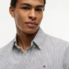 Camisa Oxford elástica às riscas com corte regular Camisa Oxford elástica às riscas com corte regular