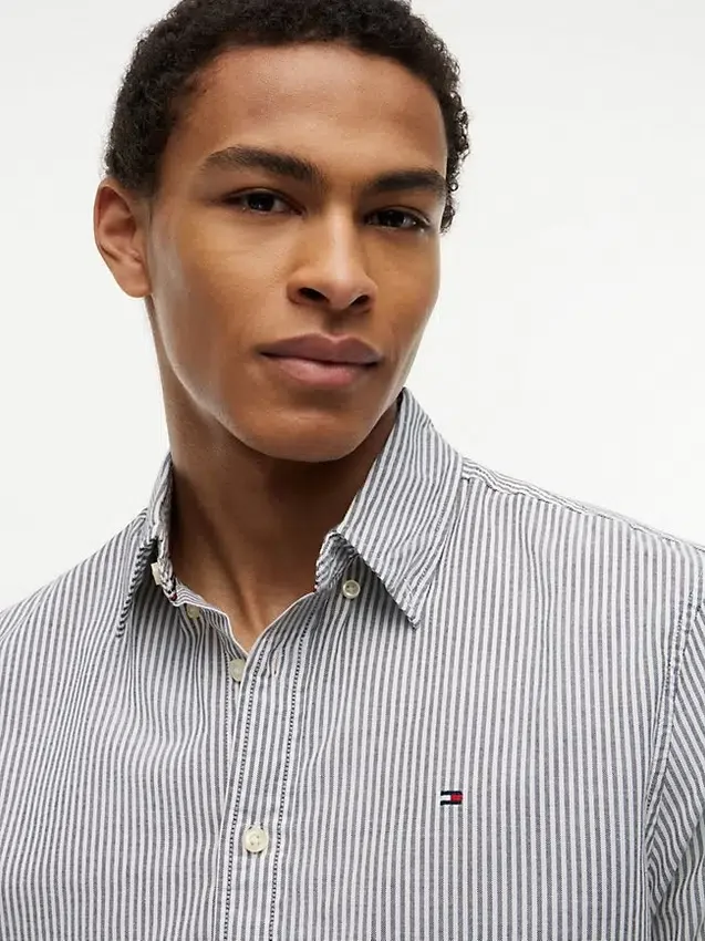 Camisa Oxford elástica às riscas com corte regular Camisa Oxford elástica às riscas com corte regular
