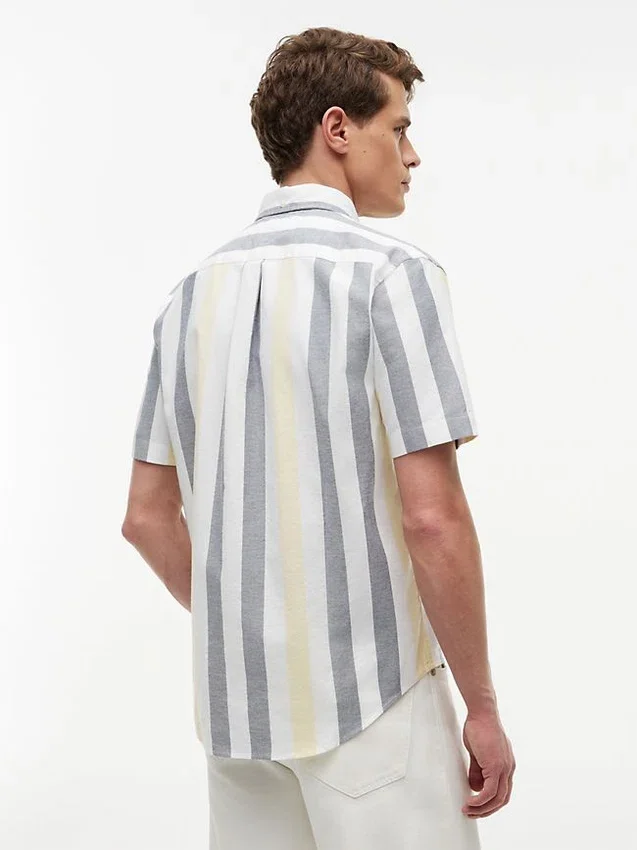 Camisa Oxford elástica às riscas com corte regular Camisa Oxford elástica às riscas com corte regular