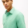 Camisa Oxford tingida na peça, corte regular Camisa Oxford tingida na peça, corte regular
