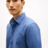 Camisa Oxford tingida na peça, corte regular Camisa Oxford tingida na peça, corte regular
