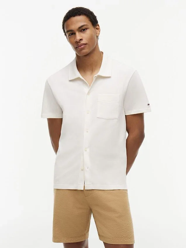 Camisa polo com bolso em malha e corte regular Camisa polo com bolso em malha e corte regular