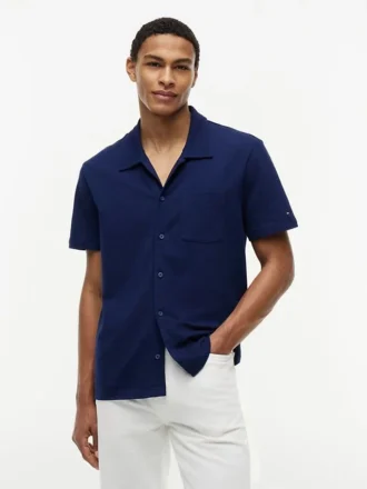 Camisa polo com bolso em malha e corte regular