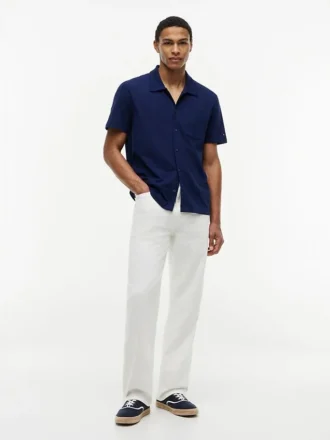 Camisa polo com bolso em malha e corte regular