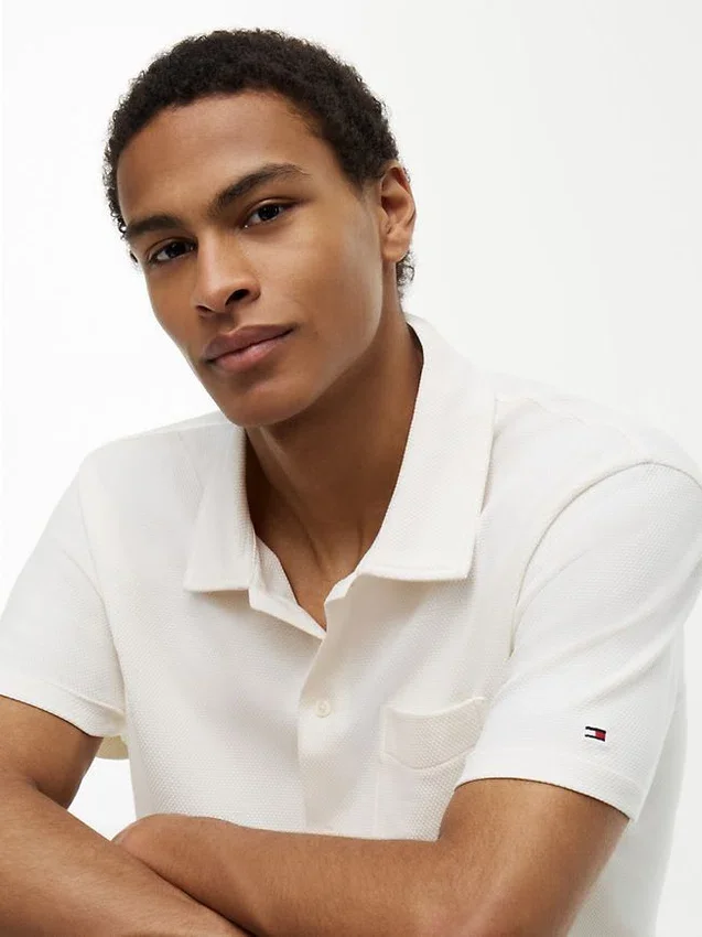 Camisa polo com bolso em malha e corte regular Camisa polo com bolso em malha e corte regular