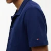 Camisa polo com bolso em malha e corte regular Camisa polo com bolso em malha e corte regular