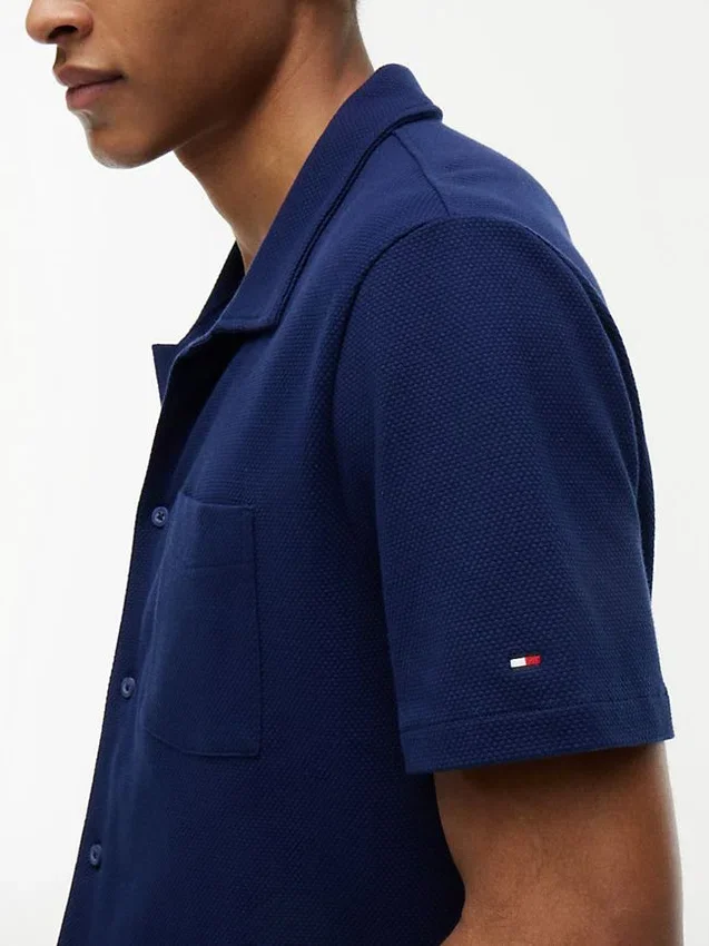 Camisa polo com bolso em malha e corte regular Camisa polo com bolso em malha e corte regular